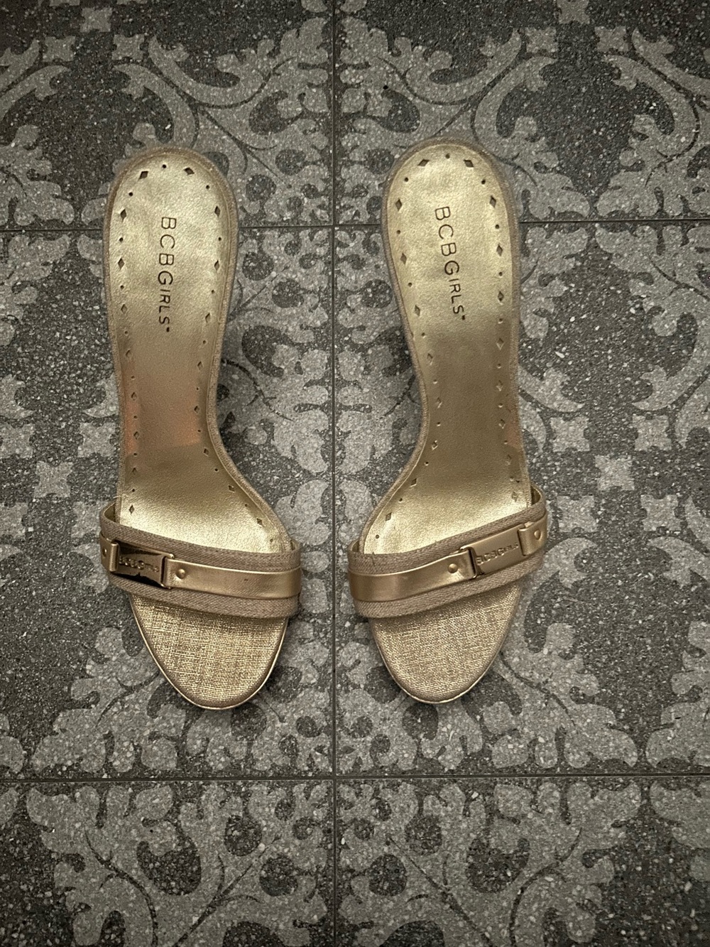 Y2K BCBGirls Women’s Gold Dress Heels Sz 8.5 Good Condition